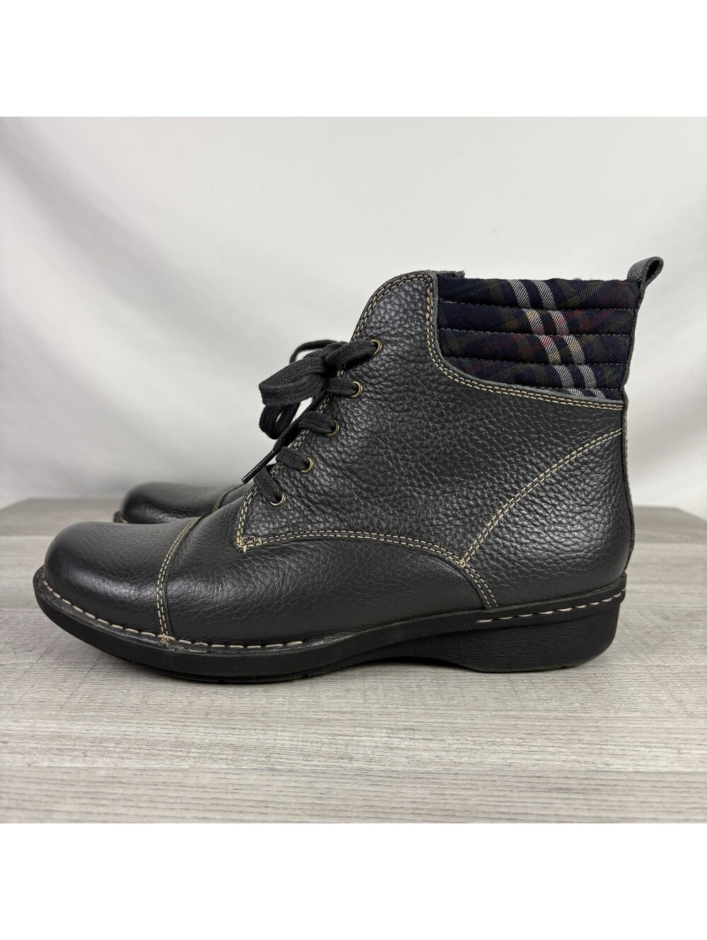 Clarks Women’s Whistle Bea Pebbled Leather Lace-Up Ankle Boots – Size 9 Wide